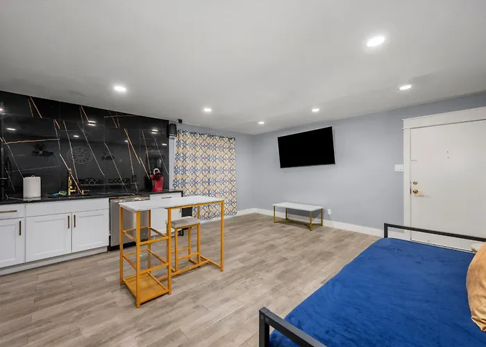 Modern Heights Apartment With Pool