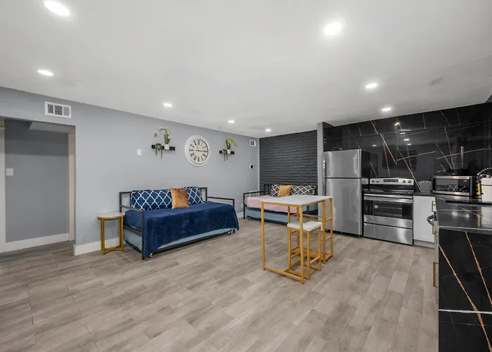 Modern Heights Apartment With Pool